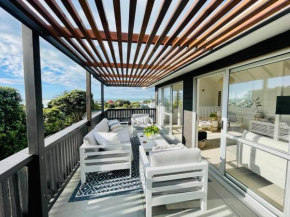 Modern Beach House With Sea Views and Spa, Waikanae